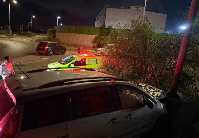 הרכב שהתנגש בעמוד התאורה. צילום: הצלה דרום