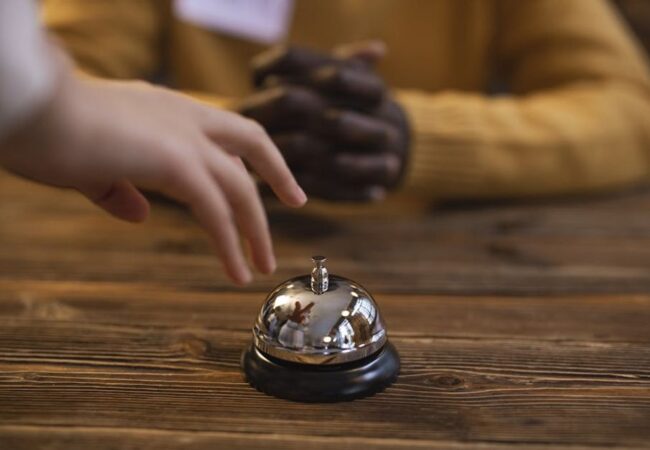 דלפק קבלה. קרדיט: cottonbro studio באתר PEXELS