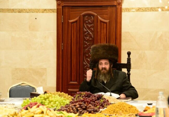 כ"ק מרן האדמו"ר מפיטסבורג שליט"א בטיש ט"ו בשבט. צילום: יוסי לוי